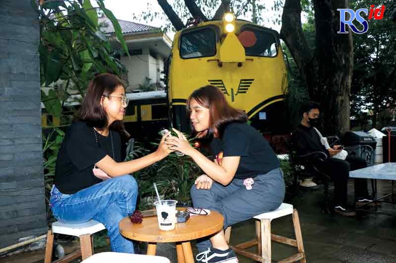 Lokomotif D 301 42 buatan pabrik Fried Krupp, Jerman di era 1960-an menjadi pajangan unik Kopi Susu Bu Lurah. (NUR CHAMIM/JAWA POS RADAR SEMARANG)