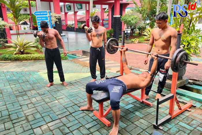Napi di Lapas Kelas IIB Batang sedang berlatih kebugaran untuk membesarkan otot sebagai atlet binaraga. (RIYAN FADLI/JAWA POS RADAR SEMARANG)
