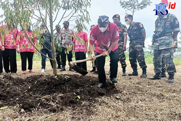 Bupati Semarang Ngesti Nugraha saat meresmikan agrowisata Suro Jembangan Desa Patemon, Tengaran, dengan menanam pohon di sekitar tempat wisata Rabu (12/1). (Istimewa)