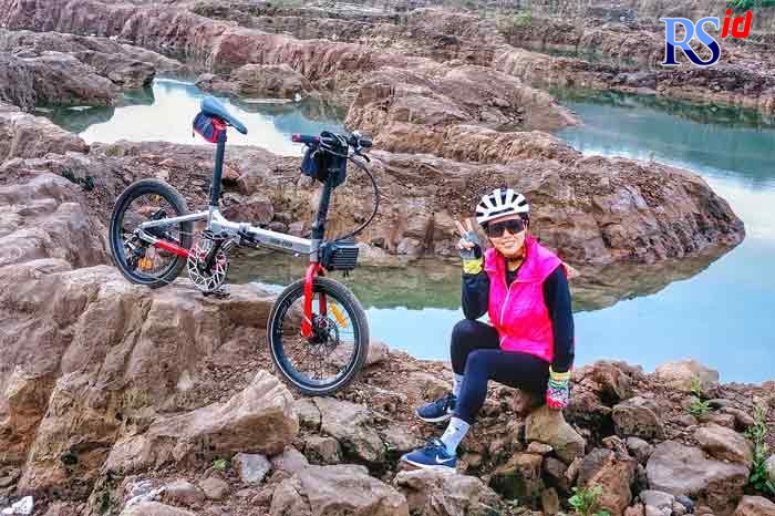 Novi Tania menikmati pemandangan alam di sela gowes. (Istimewa)