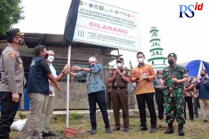 DISITA: Satgas BLBI melakukan penyitaan Aset Jaminan Texmaco Kaliwungu Kendal.(DEVI KHOFIFATUR RIZQI/ JAWA POS RADAR SEMARANG)