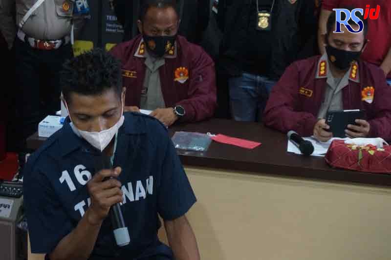 Tersangka Kanipah alias Andre saat gelar perkara di Mapolrestabes Semarang, kemarin. (Nurchamim/Jawa Pos Radar Semarang)