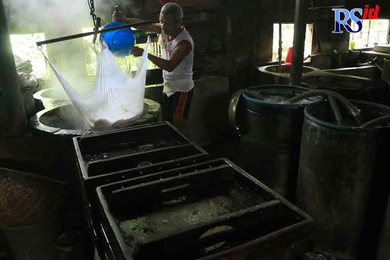 Hartono, pemilik pabrik tahu Harapan Tenang tetap memproduksi tahu meski margin keuntungannya berkurang banyak karena naiknya harga kedelai. (NUR CHAMIM/JAWA POS RADAR SEMARANG)