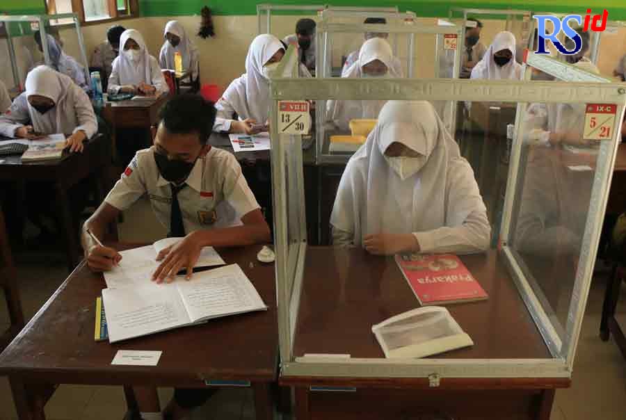 Pelaksanaan PTM 100 persen di SMPN 5 Kota Semarang Selasa (11/1/20221). (NUR CHAMIM/JAWA POS RADAR SEMARANG)