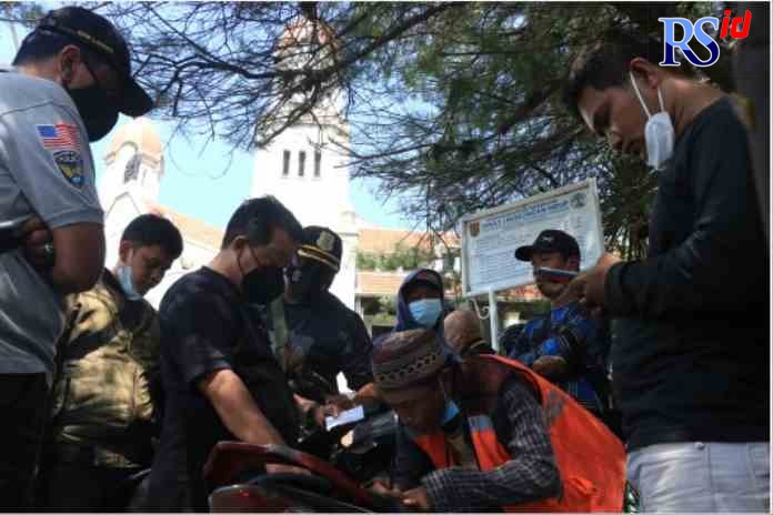 RAZIA JUKIR: Sejumlah juru parkir di sekitar Gedung Lawang Sewu diminta membuat surat pernyataan bermeterai untuk tidak menarik parkir pengunjung melebihi ketentuan Perwal. (NURCHAMIM/JAWA POS RADAR SEMARANG)