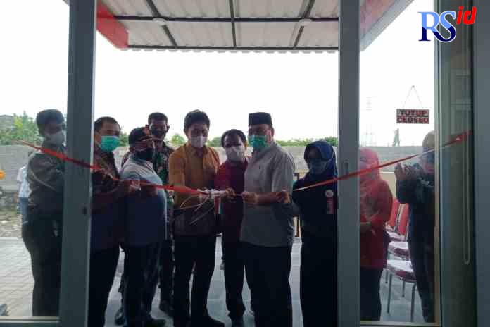 LAYANAN KESEHATAN: Kepala Dinkes Kota Semarang Abdul Hakam meresmikan puskesmas pembantu Tambakrejo, Jumat (14/1). (FIGUR RONGGO WASSALIM/ JAWA POS RADAR SEMARANG)