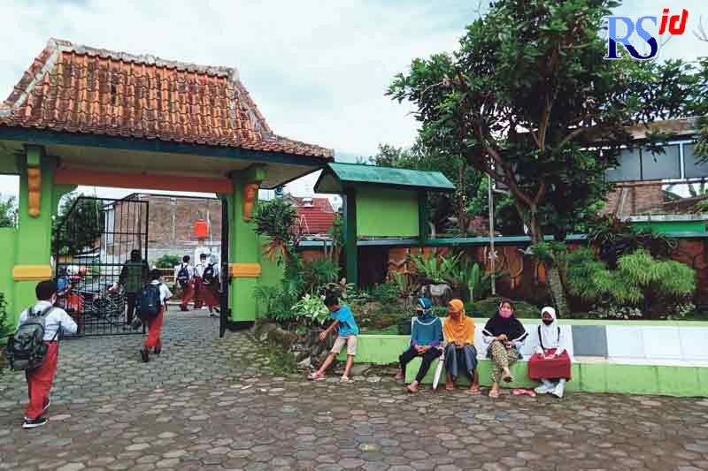 Orang tua menunggu anaknya di halaman SDN Kedungsari 4 setelah jam PTM berakhir. (ELA MELIYANTI/JAWA POS RADAR SEMARANG)