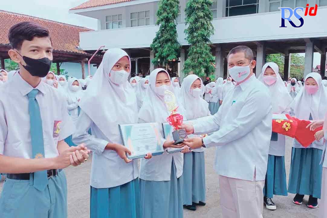 Kepala SMK Muhammadiyah 2 Muntilan memberikan penghargaan kepada para siswa berprestasi. (Istimewa)