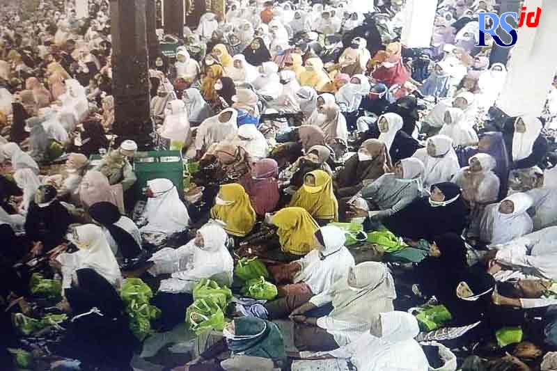 Jamaah menghadiri pengajian akbar dalam puncak Haul Sultan Fatah di Masjid Agung Demak. (Wahib Pribadi/Jawa Pos Radar Semarang)