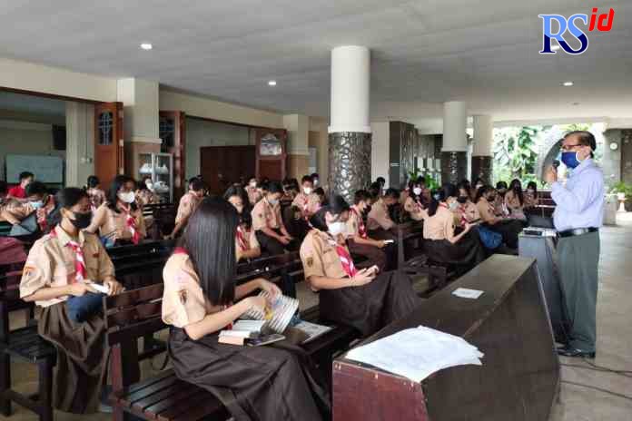 PENDIDIKAN KARAKTER : Guru SMPN 39 Semarang melangsungkan kegiatan khotmil Quran bagi seluruh siswa beragama Islam di Masjid Baitussalam Jumat (21/1). Siswa non muslim menjalankan kegiatan kerohanian, sebagai bentuk saling toleransi dan menghargai. (DOKU