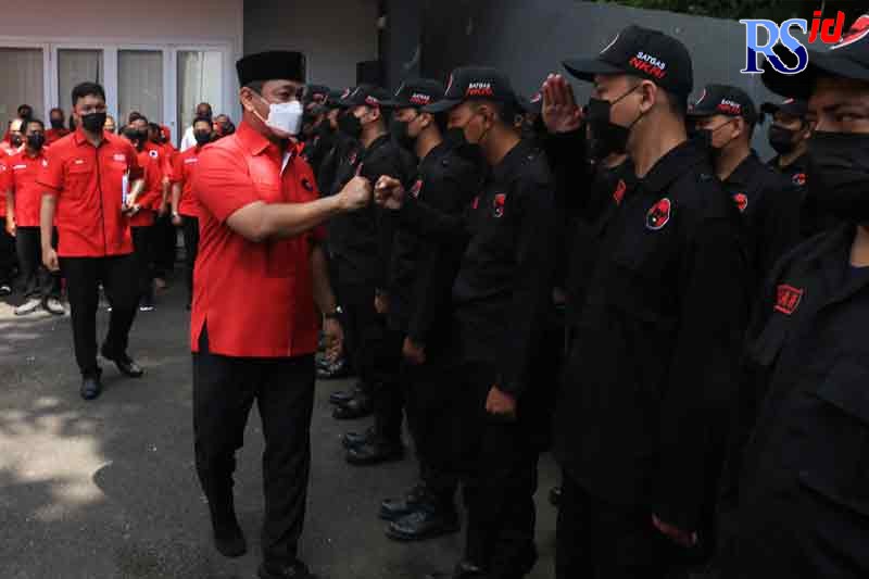 Ketua DPC PDI Perjuangan Kota Semarang Hendrar Prihadi menyapa peserta upacara HUT ke-49 PDIP dengan genggaman tangan, kemarin. (NURCHAMIM/JAWA POS RADAR SEMARANG)