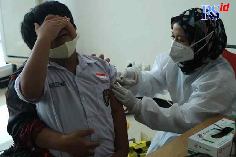 Siswa SD saat menjalani vaksinasi Covid-19 di Puskesmas Pandanaran Kota Semarang, kemarin. Mulai kemarin, di puskesmas ini dilakukan vaksinasi booster atau vaksin Covid-19 dosis ketiga. (NUR CHAMIM/JAWA POS RADAR SEMARANG)