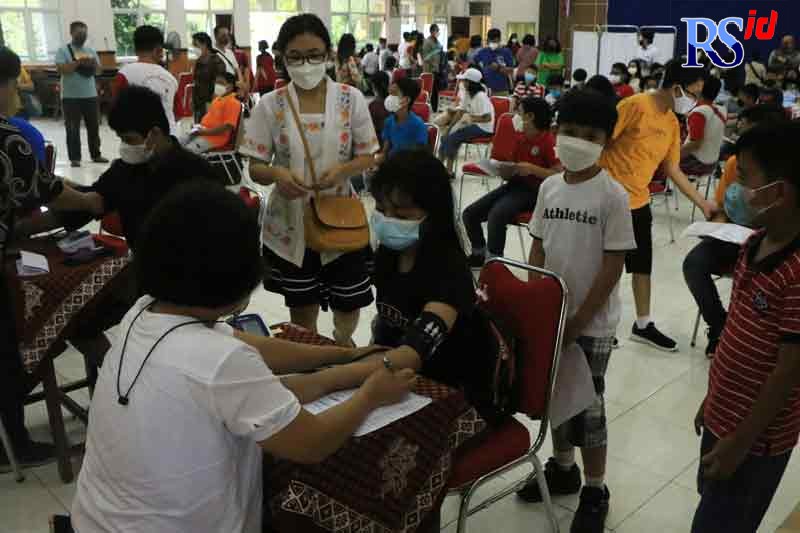 Siswa dilanjut guru dan karyawan SD Kebon Dalem 2 Sr Krista Y Susilowati MA dengan tertib melakukan vaksin booser Rabu (19/1). (NUR CHAMIM/JAWA POS RADAR SEMARANG)