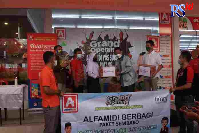 Suasana grand opening Alfamidi di Jalan Yos Sudarso, Senin (17/1). (RIYAN FADLI/JAWA POS RADAR SEMARANG)