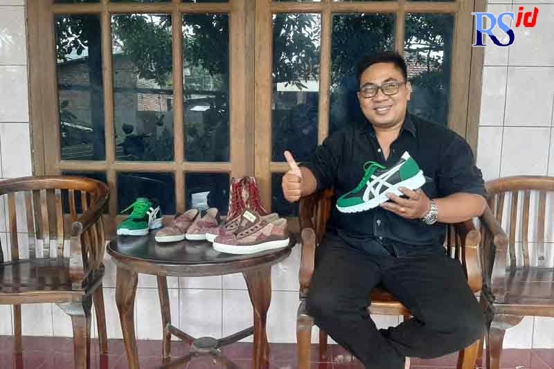 Dani Setiawan menunjukkan sepatu kulit buatannya di depan rumah produksi di Tembalang, Semarang. (TITIS ANIS FAUZIYAH/JAWA POS RADAR SEMARANG)