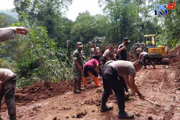 SUDAH TERBUKA: Kondisi titik longsor di jalur Lebakbarang - Karanganyar usai dibersihkan dengan alat berat, Jumat (21/1). (IST)