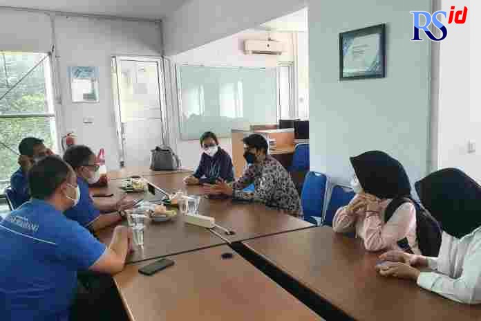 Tim BukuWarung sedang melakukan Sosialisasi penggunaan aplikasi BukuWarung, di kantor Jawa Pos Radar Semarang Jalan Veteran 55. (Amirul Mukminin/Jawa Pos Radar Semarang)