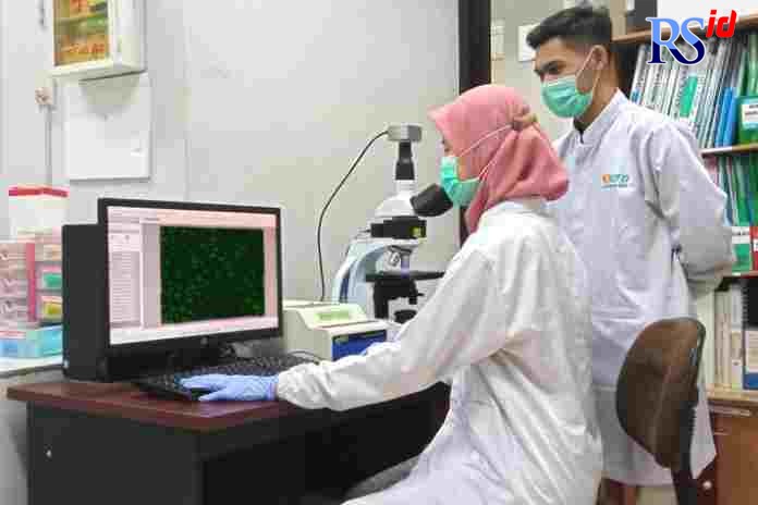 Petugas sedang melakukan pemeriksaan ANA Immonofluoresens. (Istimewa)