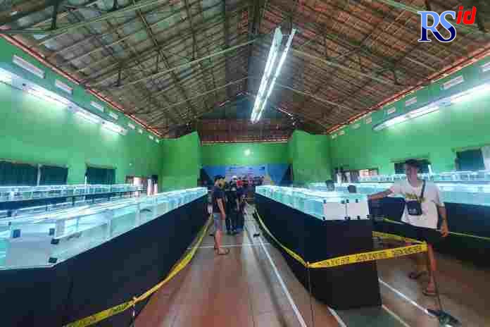 Komunitas Semarang Amis Bersama (SAB) menggelar mini kontes ikan di Balai Kelurahan Jerakah yang diikuti sebanyak 267 peserta. (FIGUR RONGGO WASSALIM/ JAWA POS RADAR SEMARANG)