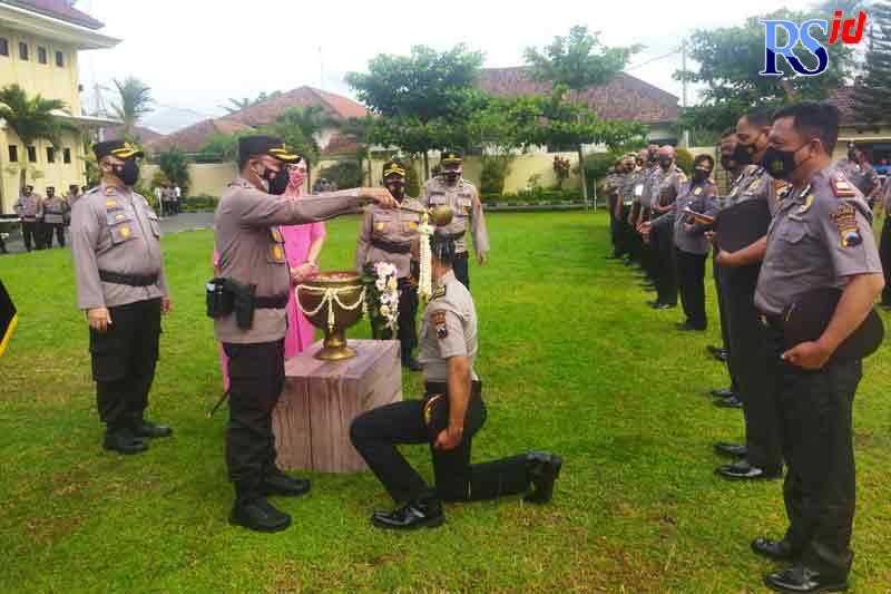 Prosesi siram air kembang dalam rangka kenaikan pangkat personel Polres Magelang Senin (3/1) di halaman mapolres setempat. (LUQMAN SULISTIYAWAN/JAWA POS RADAR SEMARANG)