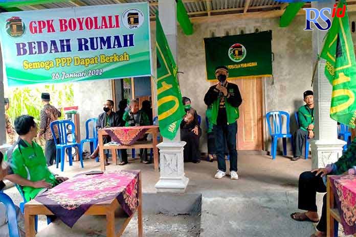 PEDULI : Penyerahan kunci pembangunan bedah rumah yang digelar GPK dan DPW PPP Jateng. (MIFTAH/JAWA POS RADAR SEMARANG)