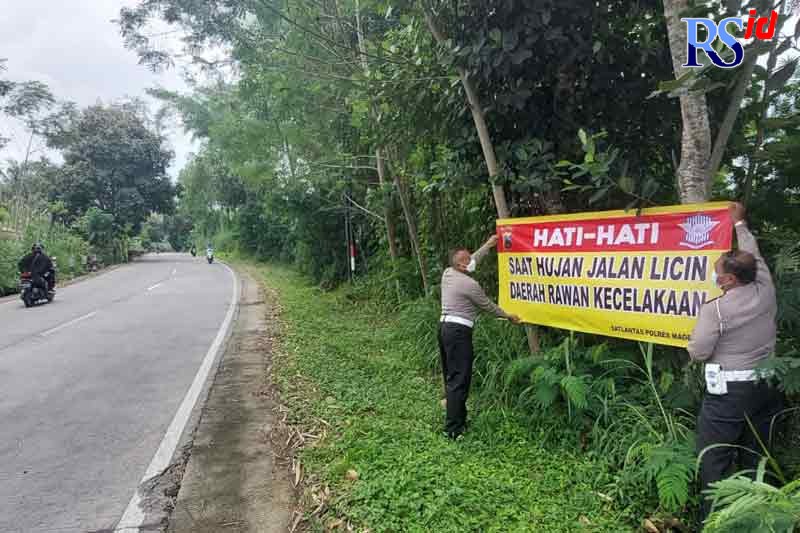 Pemasangan spanduk imbauan di Jalur Magelang-Salatiga, Dusun Plalar. (Istimewa)