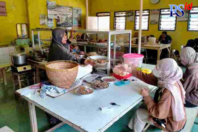 Suasana warung Nasi Uwet Haji Zarkasi. (NANANG RENDY AHMAD/JAWA POS RADAR SEMARANG)