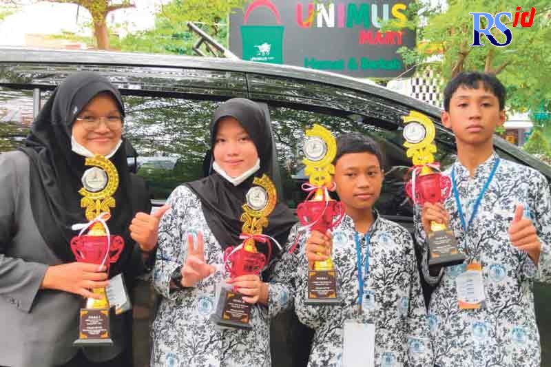 Empat siswa SMP Mutual meraih juara dalam Olimpiade Ahmad Dahlan yang diadakan di Unimus beberapa waktu lalu. (Istimewa)