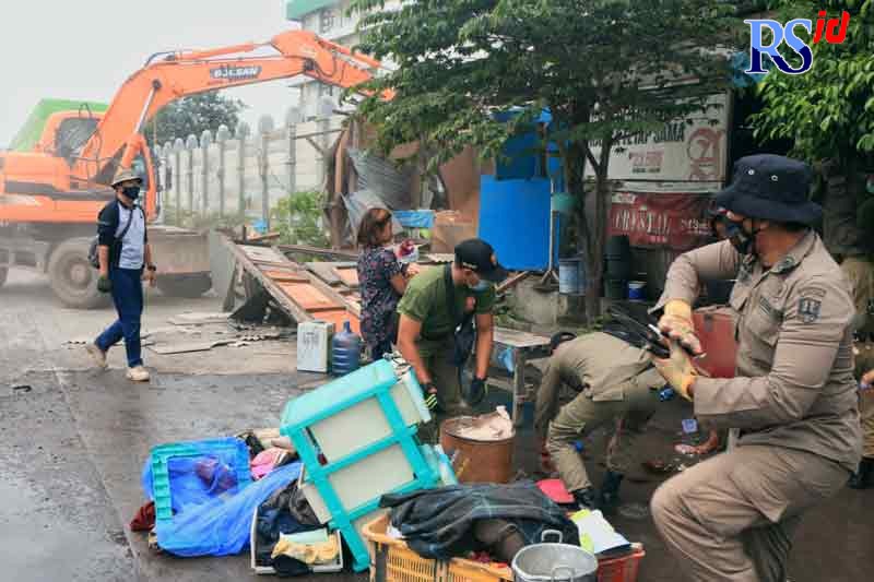 Petugas Satpol PP Kota Semarang saat membongkar paksa 38 bangunan liar yang berdiri di atas saluran di Terboyo, Semarang. (NUR CHAMIM/JAWA POS RADAR SEMARANG)