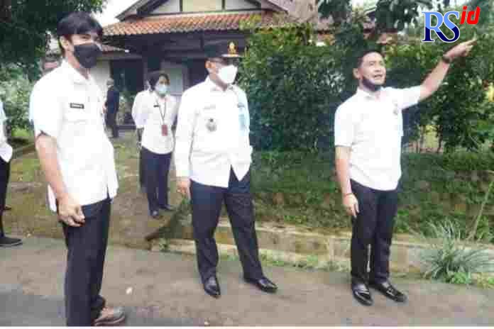 Asisten I Setda Kota Semarang Muhamad Khadik bersama pihak Lapas Perempuan Bulu dan Kanwil Kementerian Hukum dan HAM Jateng saat meninjau tempat relokasi lapas di Gunungpati. (Istimewa)