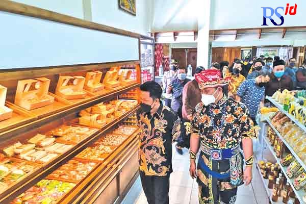 Bupati Wonosobo Afif Nurhidayat saat membuka meninjau stan pengisi mal ekraf di gerbang Wisata Mandala Sabtu (22/1). (SIGIT RAHMANTO/JAWA POS RADAR SEMARANG)