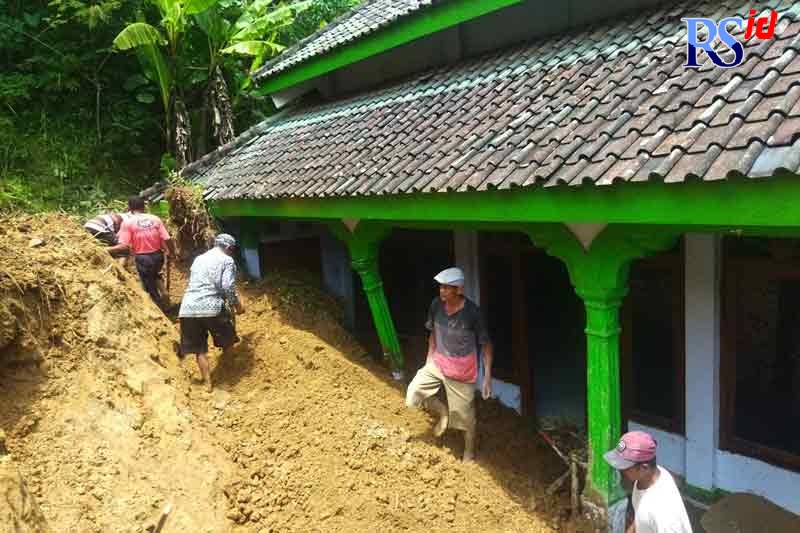 Tanah longsor membuat teras masjid di Dusun Berodan, Desa Kalirejo, Salaman mengalami rusak. (LUQMAN SULISTIYAWAN/JAWA POS RADAR SEMARANG)