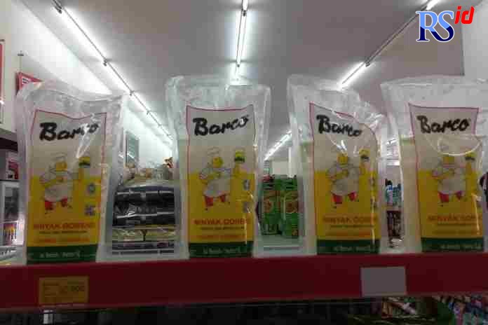 MINYAK MURAH KOSONG : Salah satu jenis minyak kelapa yang dijual toko ritel karena stok minyak goreng sawit dengan harga murah sudah habis. (Sigit Rahmanto/Radar Magelang)