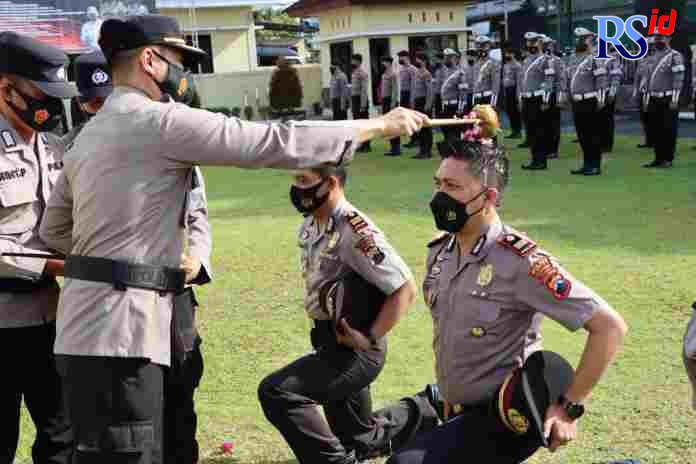 Kapolres Wonosobo AKBP Ganang Nugroho Widhi menyiramkan air suci kepada anggota sebagai tanda kesetiaan dalam mengabdi di kepolisian, Senin (3/1). (Istimewa)