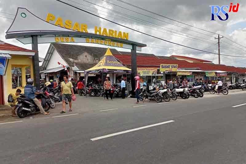 Suasana Pasar Harian Bandongan usai direvitalisasi dan buka tiap hari. (ROFIK SYARIF G P/JAWA POS RADAR SEMARANG)