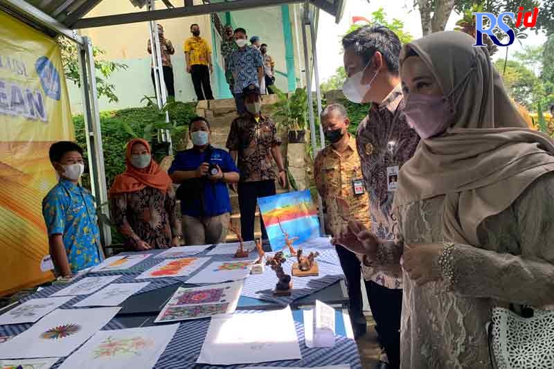 Bupati Kendal Dico Mahtado Ganinduto bersama sang istri melihat karya ABK usai meresmikan SMPN 3 Patean sebagai sekolah inklusi Kamis (27/1). (DEVI KHOFIFATUR RIZQI/ JAWA POS RADAR SEMARANG)
