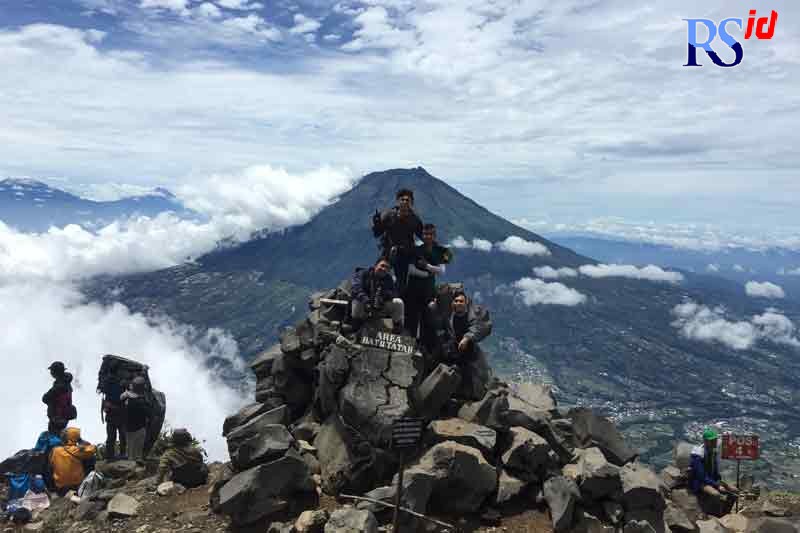 Para pendaki saat berfoto di spot Batu Tanah antara Pos 3 menuju Pos 4 jalur pendakian Gunung Sindoro via Kledung pada 2020 lalu. (DOKUMENTASI ANANTA ERLANGGA MUSA / JAWA POS RADAR SEMARANG)