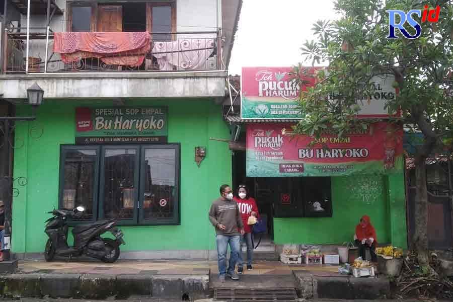 Warung sop empal Bu Haryoko, Muntilan, Kabupaten Magelang yang menjadi jujugan artis ibu kota. (BURHAN SUGIONO/JAWA POS RADAR SEMARANG)
