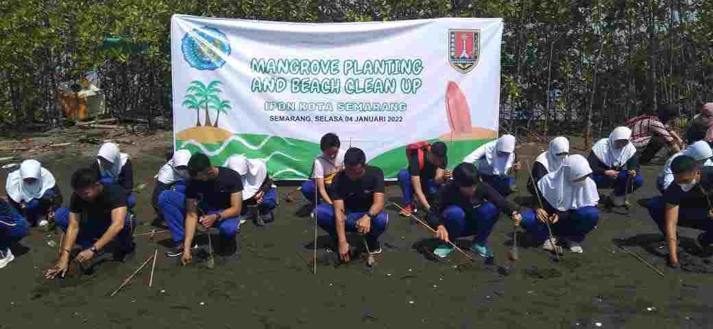 Siswa IPDN ketika diajak menanam mangrove di Kecamatan Tugu. (Istimewa)