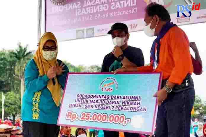 Mewakili alumni, mantan Wali kota Pekalongan, sekaligus Ketua Yayasan Rahim Sakpore H.M. Saelany Mahfudz menyerahkan  bantuan masjid kepada Wali Kota Pekalongan H.A. Afzan Arslan Djunaid Sabtu (15/1). (Istimewa)
