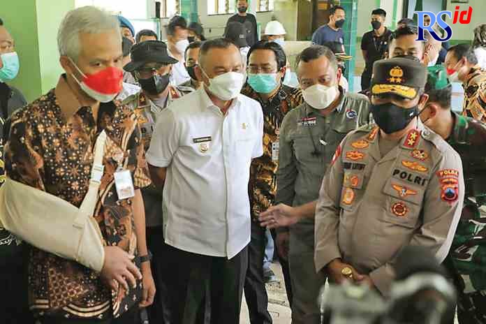 TENANGKAN WARGA: Gubernur Jawa Tengah Ganjar Pranowo didampingi Kapolda Jateng Irjen Pol Admad Luthfi dan Bupati Purworejo Agus Bastian. (Hendri Utomo/Jawa Pos Radar Purworejo)