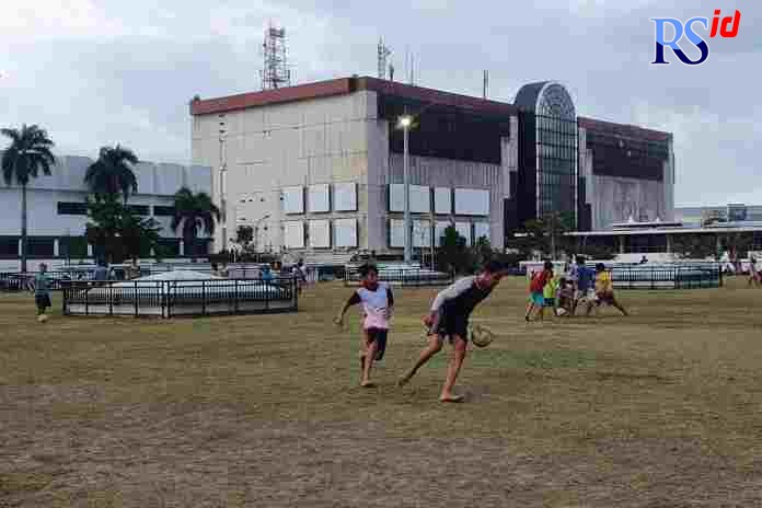 Suasana sore di Aloon-Aloon Masjid Agung Semarang. (Amirul Mukminin/Jawa Pos Radar Semarang)