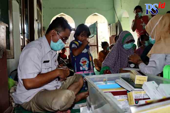 BANTUAN KESEHATAN: Petugas medis saat mengecek kesehatan warga di area pengungsian. (Lutfhi Hanafi/Jawa Pos Rase)