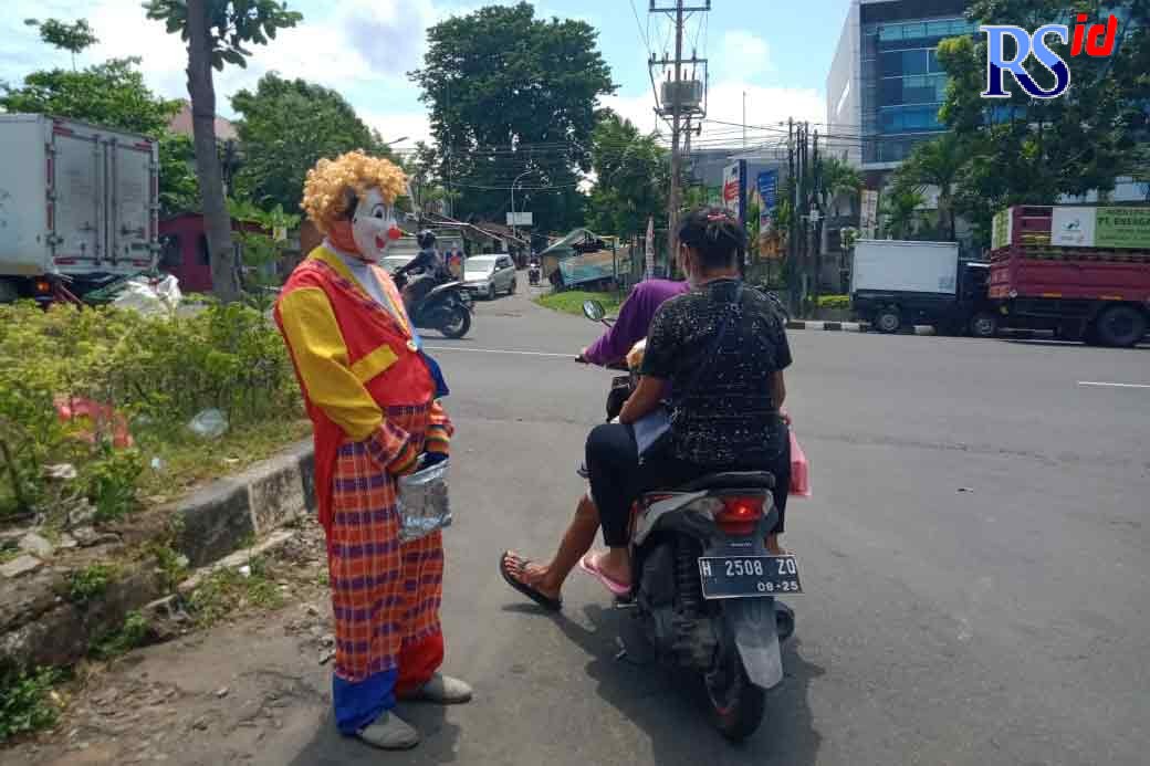 Demi mengais rezeki, Wibowo lebih memilih menjadi badut mangkal di SPBU bergiliran dengan dua temannya yang lain, ketimbang mangkal di lampu merah. (FIGUR RONGGO WASSALIM/ JAWA POS RADAR SEMARANG)