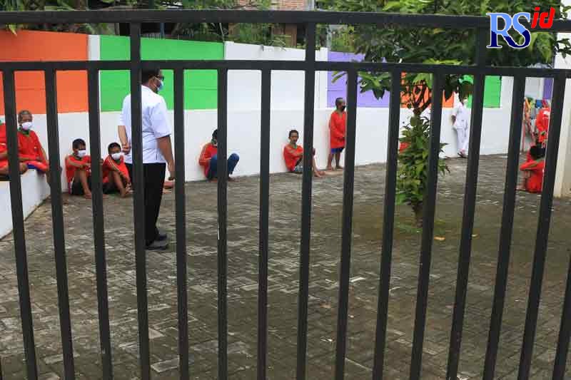 Para pengelola mengajak semua penghuni berolahraga kecil-kecilan dan saling berinteraksi agar tubuhnya tetap sehat. (NUR CHAMIM/JAWA POS RADAR SEMARANG)