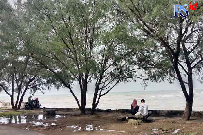 Tepi Pantai Marina Semarang menjadi salah satu lokasi favorit para remaja perpacaran. (NURCHAMIM/JAWA POS RADAR SEMARANG)