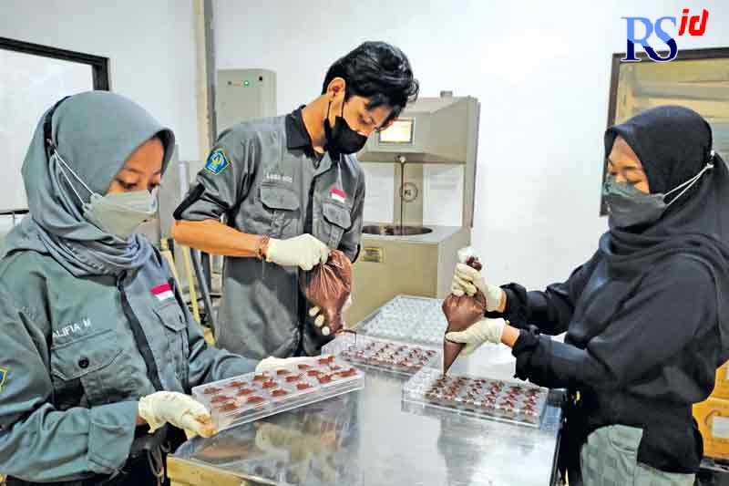 Proses produksi cokelat Batang di laboratorium UGM Cocoa Teaching Industry. (RIYAN FADLI/JAWA POS RADAR SEMARANG)