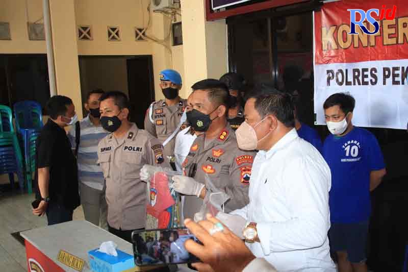 Kapolres Pekalongan Kota memberikan keterangan penangkapan penipuan dukun berkedok menggandakan uang. (Lutfi Hanafi/Jawa Pos Radar Semarang)