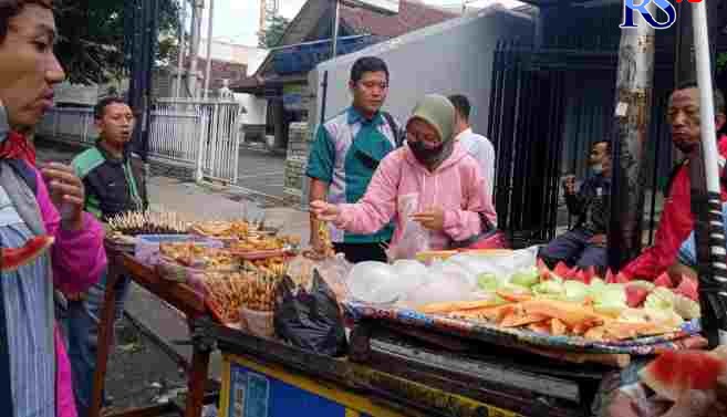 Salah satu penjual Gilo-Gilo legendaris di Jalan Imam Bonjol Semarang. (Milatul Zulfa/Jawa Pos Radar Semarang)
