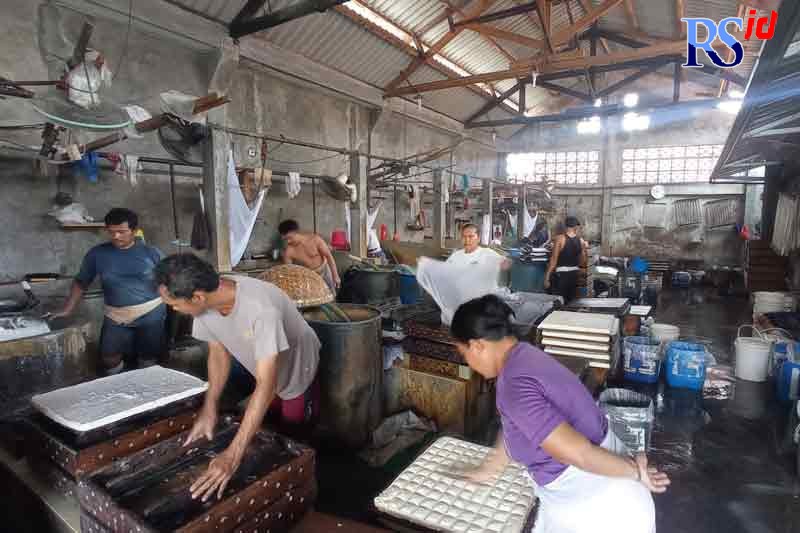 Para perajin tahu sudah membatasi jumlah produksi dari semula 2 ton kedelai tiap hari, kini hanya 1 ton kedelai untuk memenuhi pesanan saja. (KHAFIFAH ARINI PUTRI/JAWA POS RADAR SEMARANG)